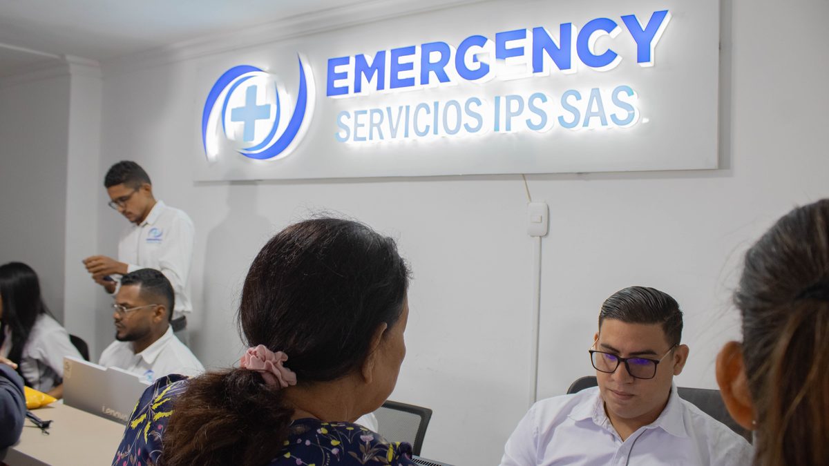 Recepción de la sede de San Marcos con el letrero de Emergency